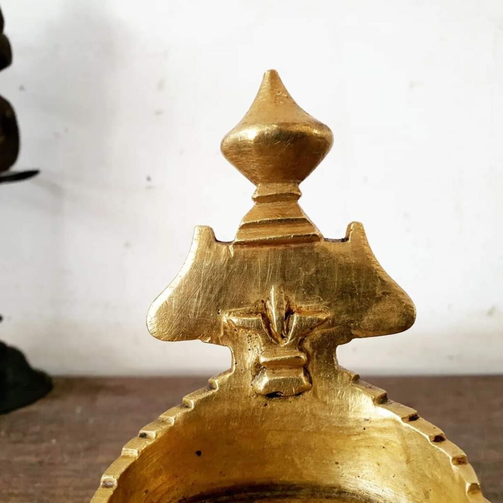 Purpledip Brass Garuda Aarti Diya - Rara Lampada Ad Olio In Ottone Con Idolo Di Garuda, 15.2x7.6x12.7 Cm, Per Tempio O Decorazione - 2