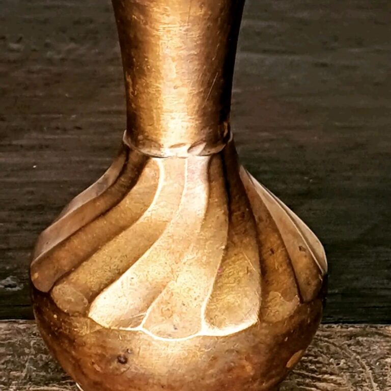 Top ribbed mid bud vase - Image 3