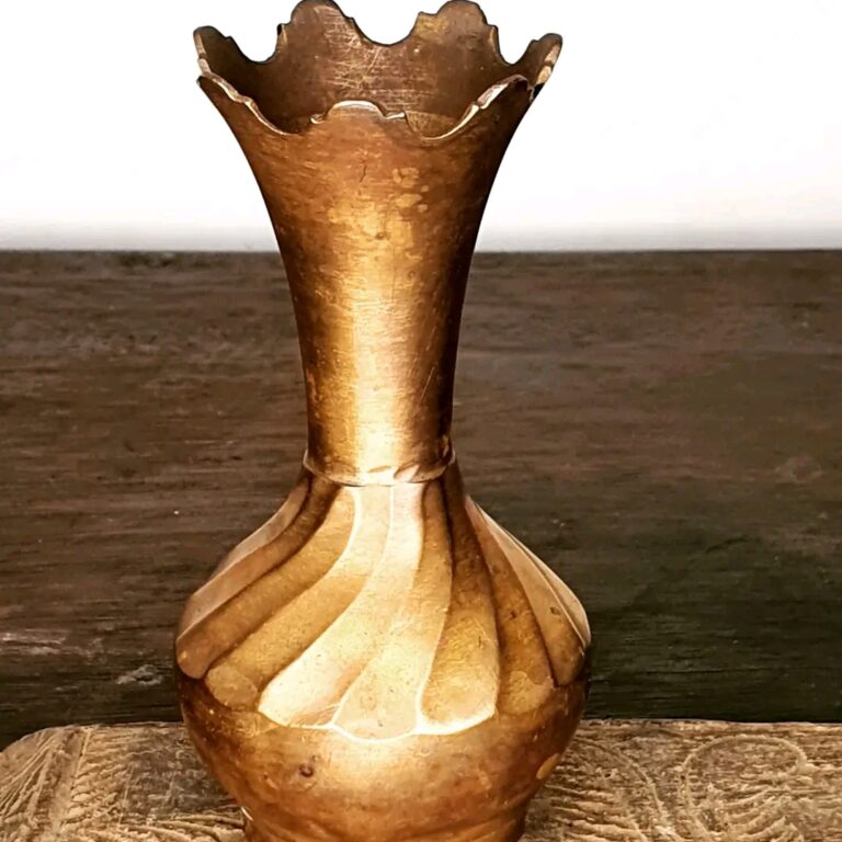 Top ribbed mid bud vase - Image 4