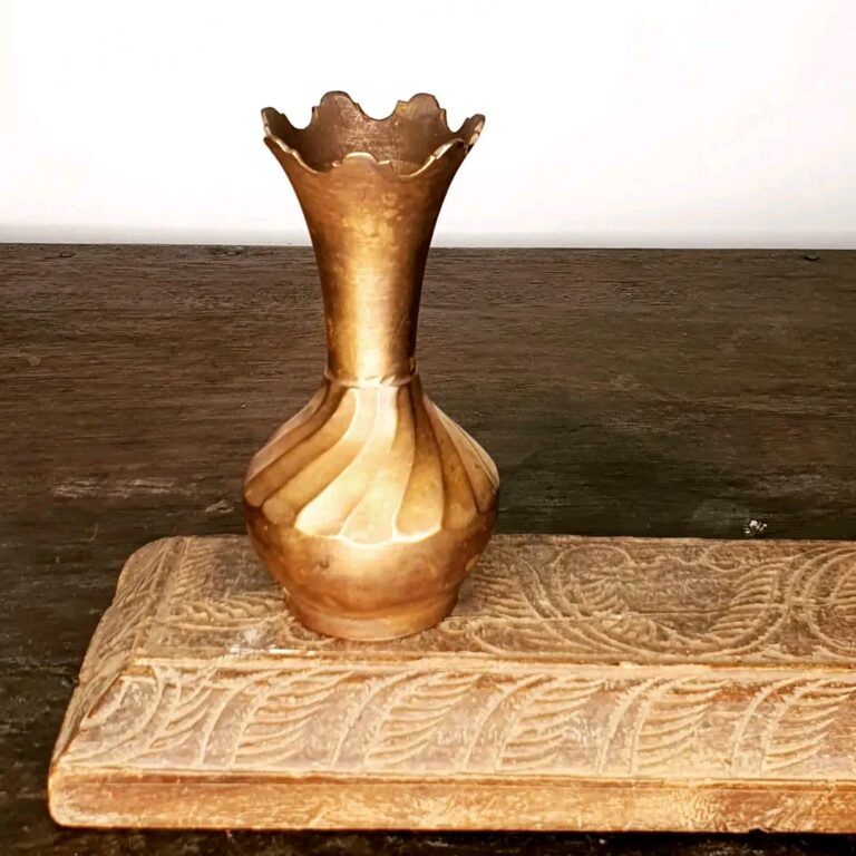 Top ribbed mid bud vase - Image 5