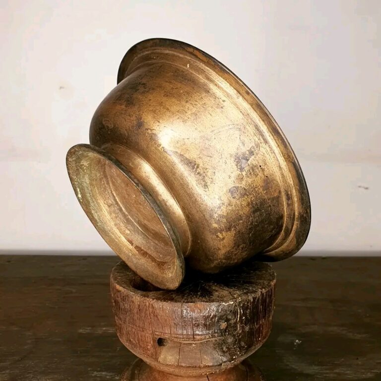 Giant baby feeder bowl casted golden bronze folded brim - Image 3