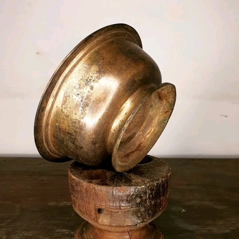 Giant baby feeder bowl casted golden bronze folded brim - Image 4