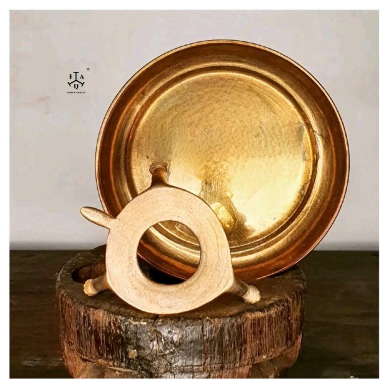 Compact Conch stand bronze with brass underliner plate