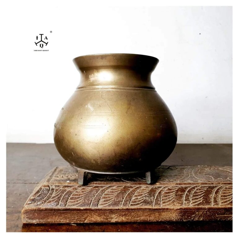 Bronze Surai mondhai kuduvai with four footed base from Kerala