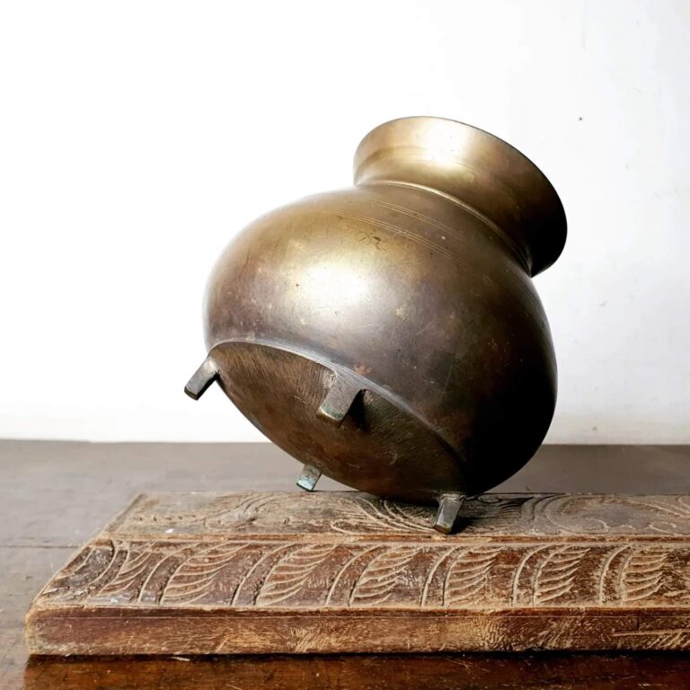 Bronze Surai mondhai kuduvai with four footed base from Kerala - Image 4