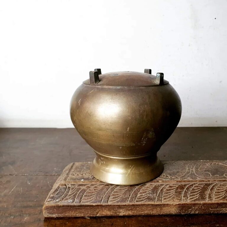 Bronze Surai mondhai kuduvai with four footed base from Kerala - Image 8