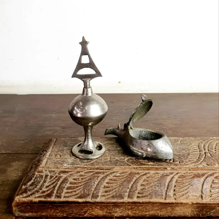 Classic Surma Dhani with Fish shaped Kajal container set - Image 8