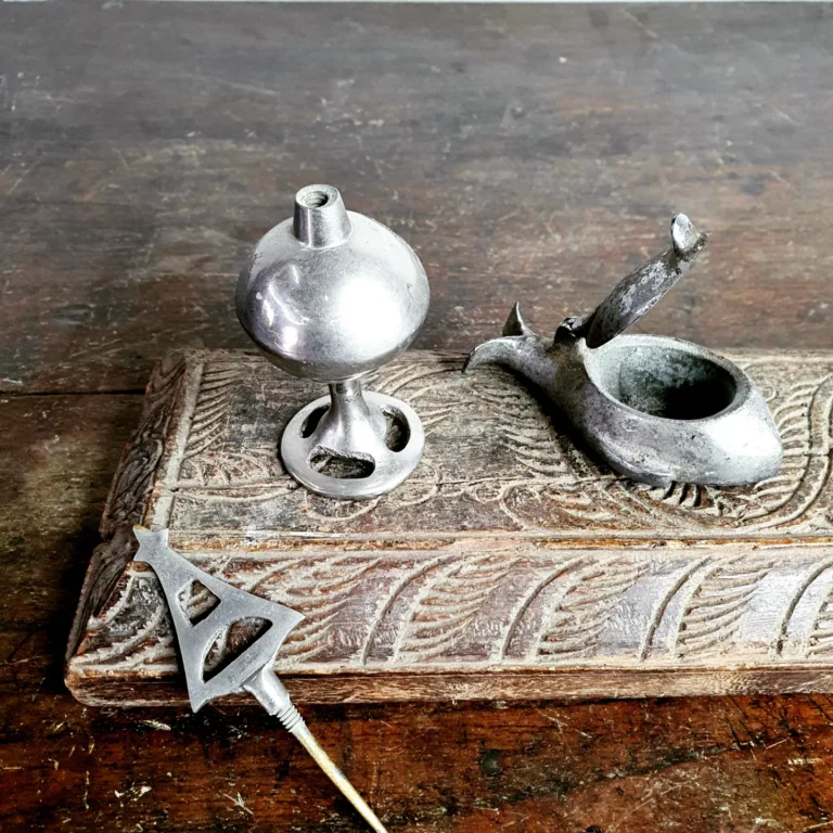 Classic Surma Dhani with Fish shaped Kajal container set - Image 10