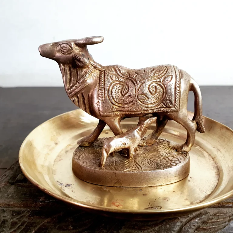 Large bronze Gomatha or Kamadhenu with her calf with original brass base plate - Image 2