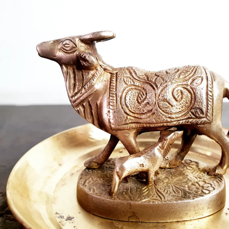 Large bronze Gomatha or Kamadhenu with her calf with original brass base plate - Image 4