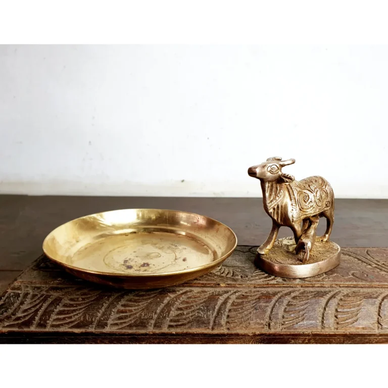 Large bronze Gomatha or Kamadhenu with her calf with original brass base plate - Image 7