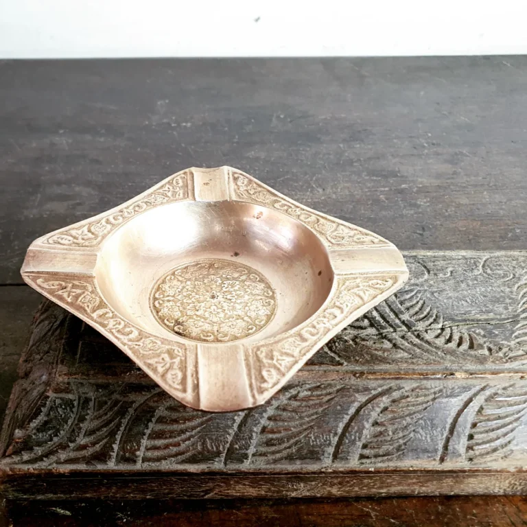 Ornate ash tray golden bronze heavy cast unused handmade - Image 2