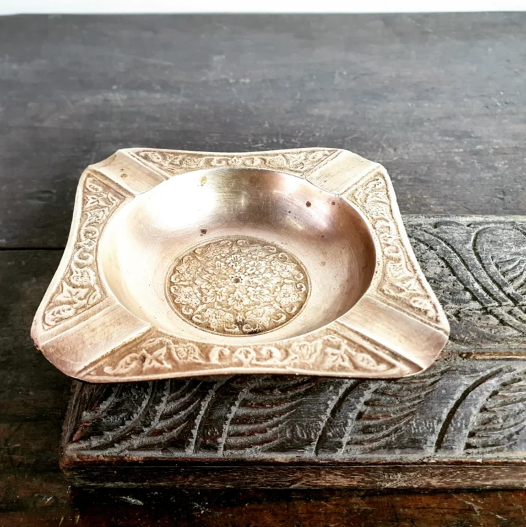 Ornate ash tray golden bronze heavy cast unused handmade - Image 3