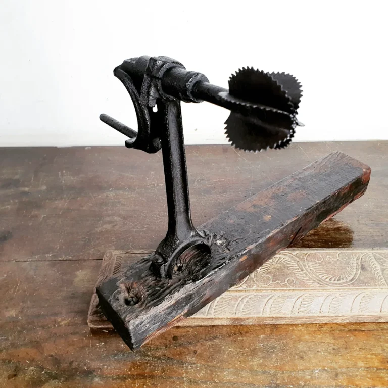 Coconut grater improvised by combining car piston and rings - Image 4