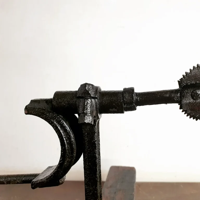 Coconut grater improvised by combining car piston and rings - Image 5