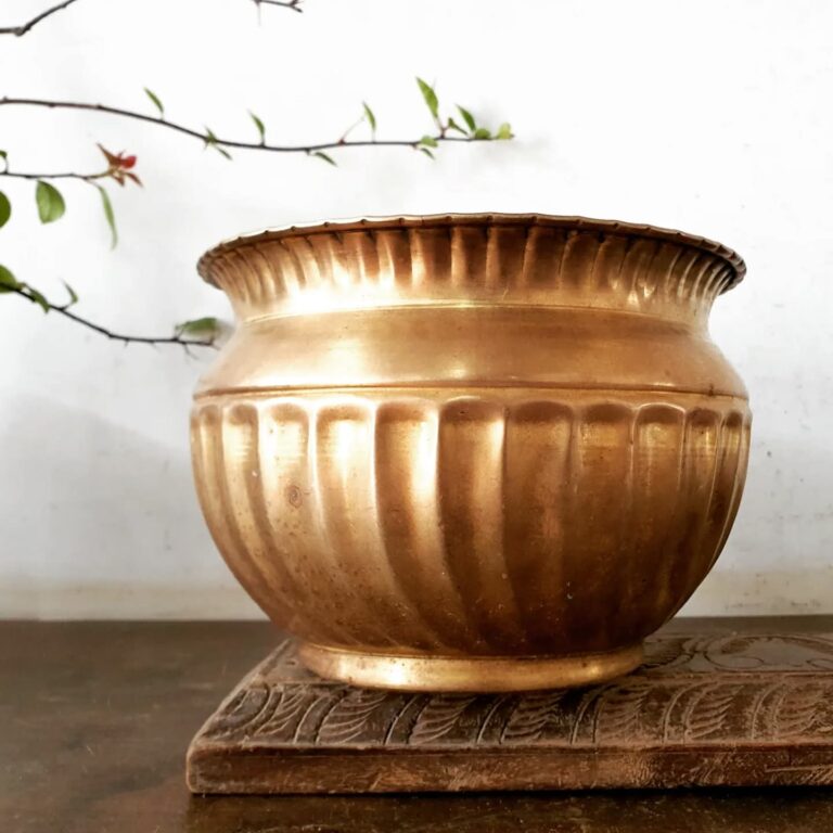 Planter golden brass unique ribbed pattern medium size handmade - Image 3