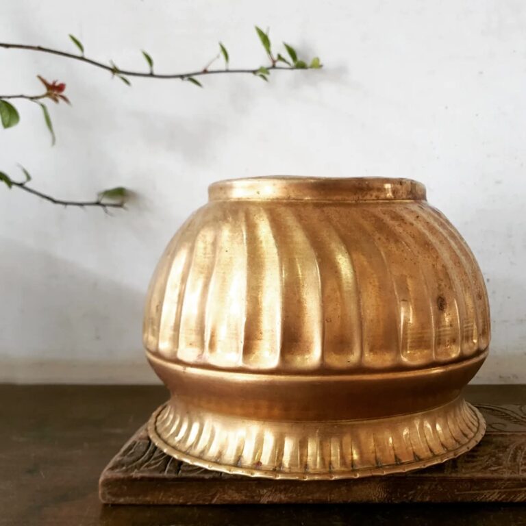 Planter golden brass unique ribbed pattern medium size handmade - Image 8