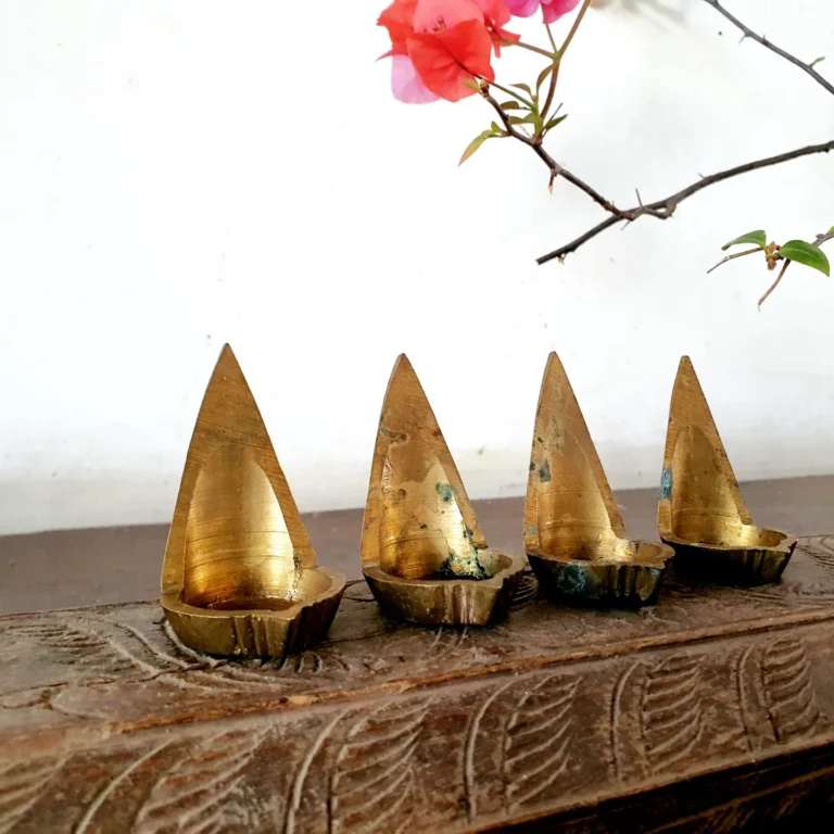 Compact Muuku maada aghal vilakku bronze set of four - Image 4