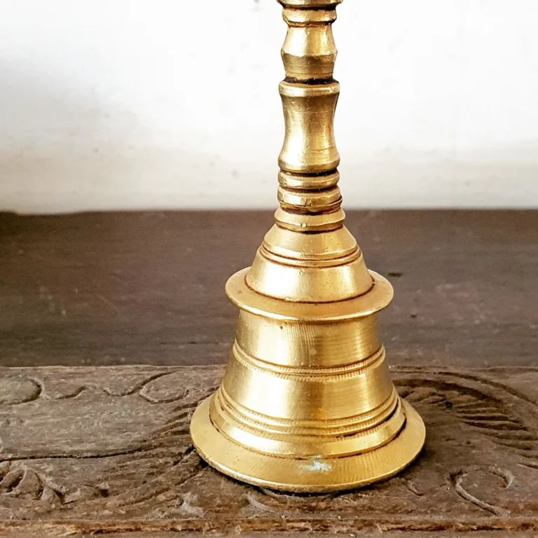 Vaishnavaite compact hand held bronze bell with auspicious symbology of Vishnu's Sangha & Chakkra - Image 6