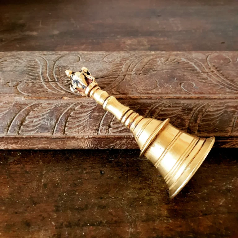 Vaishnavaite compact hand held bronze bell with auspicious symbology of Vishnu's Sangha & Chakkra - Image 3