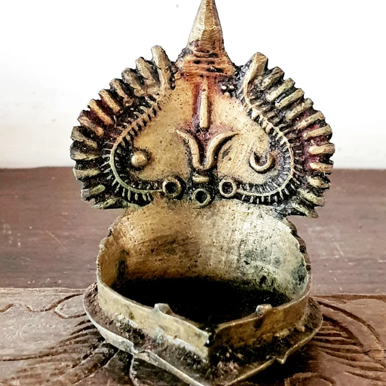 Rare bell metal Perumal Surya Chandra Prabhai vilakku/ The Sun moon Vishnu votive oil lamp - Image 5