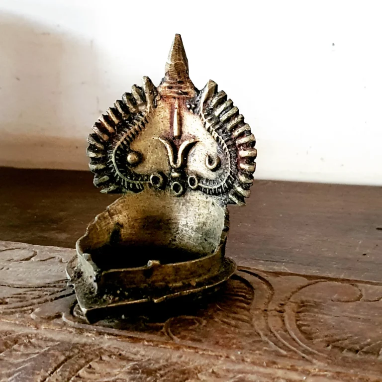 Rare bell metal Perumal Surya Chandra Prabhai vilakku/ The Sun moon Vishnu votive oil lamp - Image 2