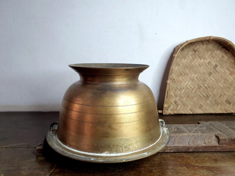 Auspicious golden bronze Prasada Kaadhu Padikkam - Image 3