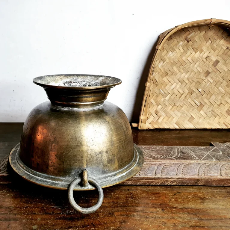 Rare Oru Kaadhu Vari Padikkam a ribbed pattern ring loop holder golden bronze - Image 4