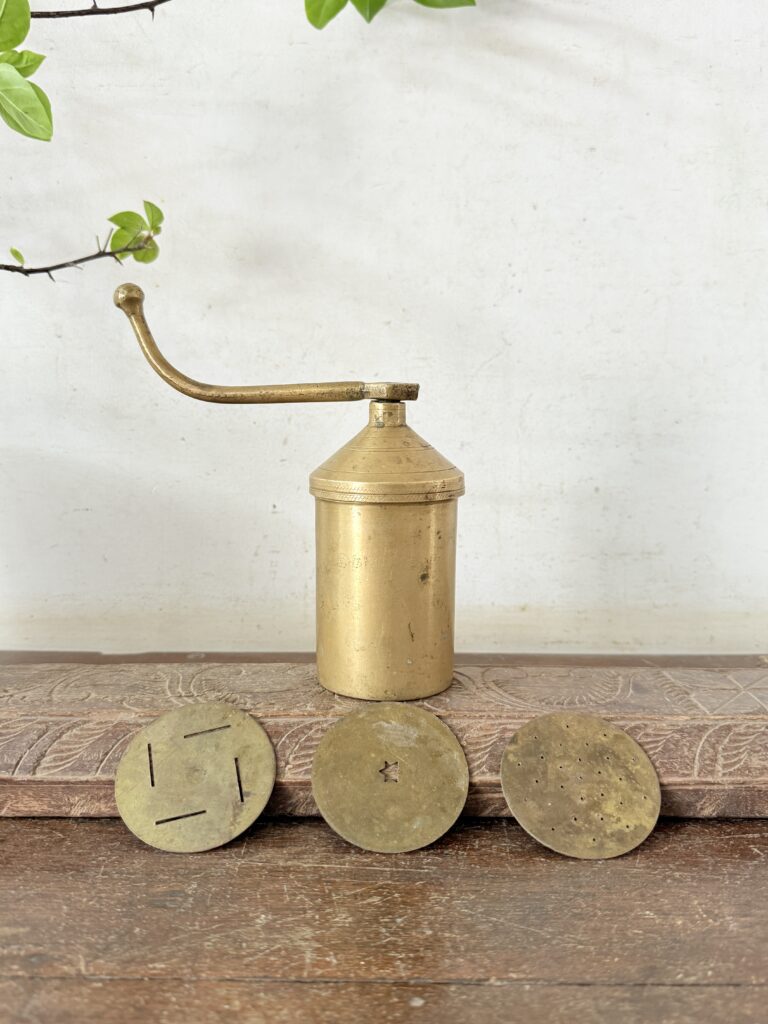 Classic Nazhli 3 in 1 hand cranking golden bronze, has 3 different attachment filters