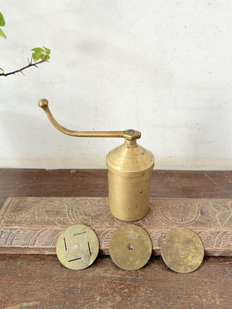 Classic Nazhli 3 in 1 hand cranking golden bronze, has 3 different attachment filters - Image 3