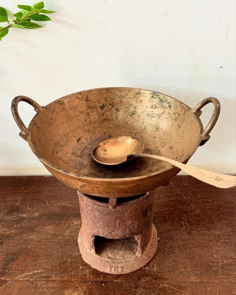 Chettinadu Royals White bronze Solid Kadai with bell metal ladle - Image 3