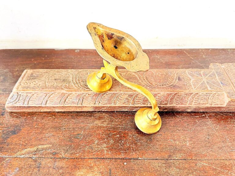 Rarest Sanghu arty lamp deep trough oil head superior Golden bronze