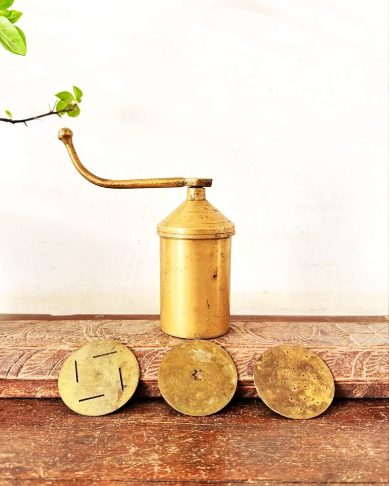 Classic Nazhli 3 in 1 hand cranking golden bronze, has 3 different attachment filters
