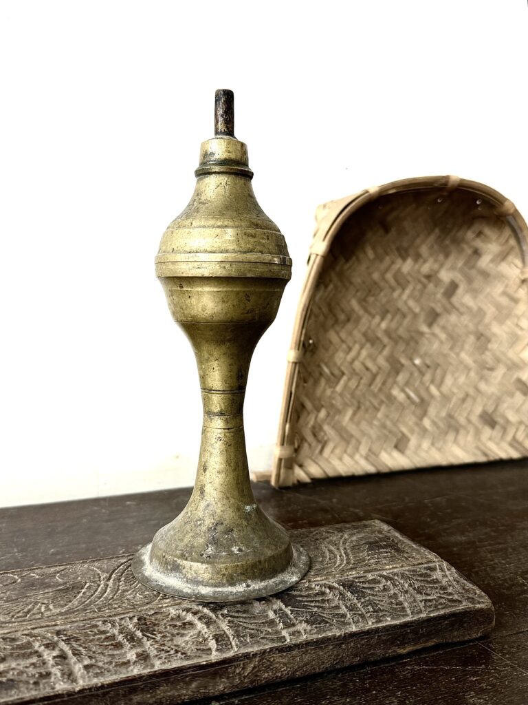 Kolop Kerosene wick lamp golden bronze with beautiful arch wave pattern - Image 3