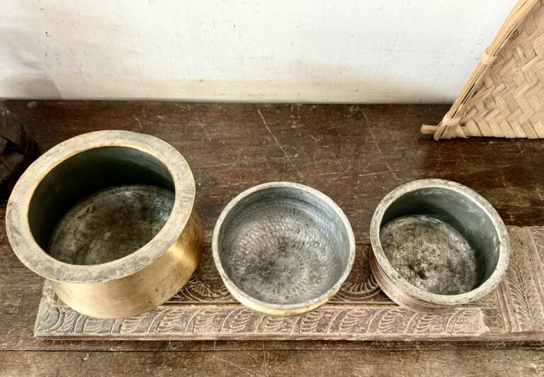 Classic compact reheat and serveware set of three tinned brass vessels - Image 4