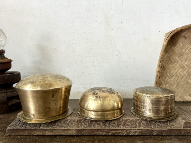 Classic compact reheat and serveware set of three tinned brass vessels - Image 5