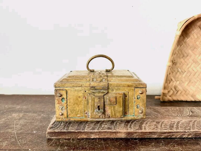 Vetrila Chellam/ Rectangle shaped Paan Daan or Betel box