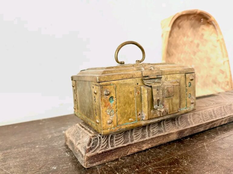 Vetrila Chellam/ Rectangle shaped Paan Daan or Betel box - Image 2