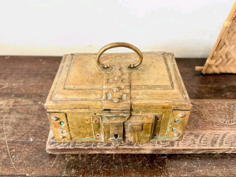 Vetrila Chellam/ Rectangle shaped Paan Daan or Betel box - Image 4