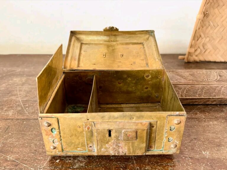 Vetrila Chellam/ Rectangle shaped Paan Daan or Betel box - Image 6