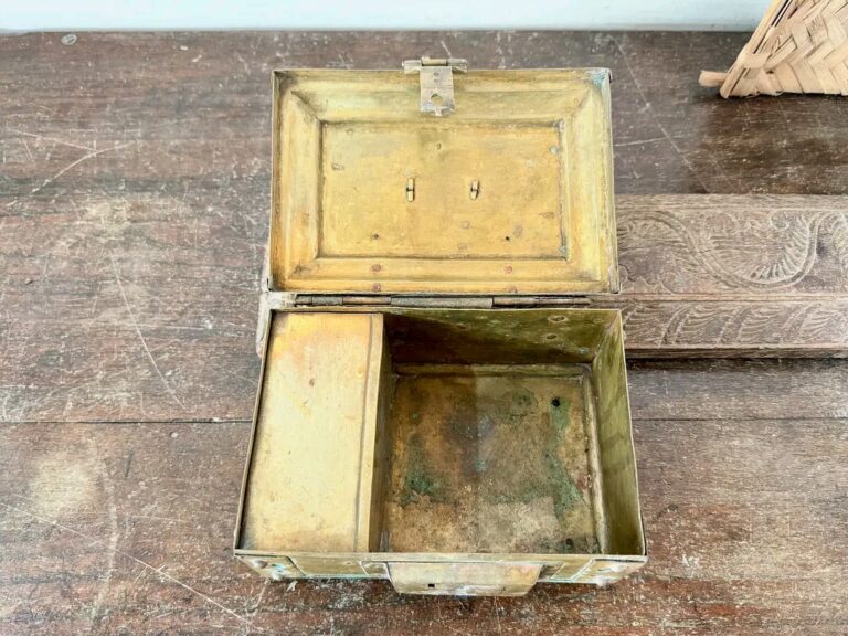 Vetrila Chellam/ Rectangle shaped Paan Daan or Betel box - Image 7