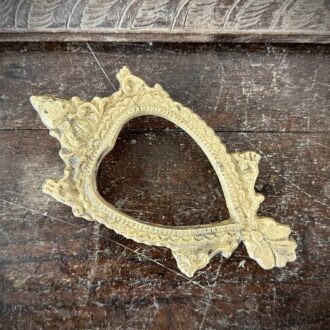 Amai sanghu Manai / Ornate white bronze Tortoise style Conch stand