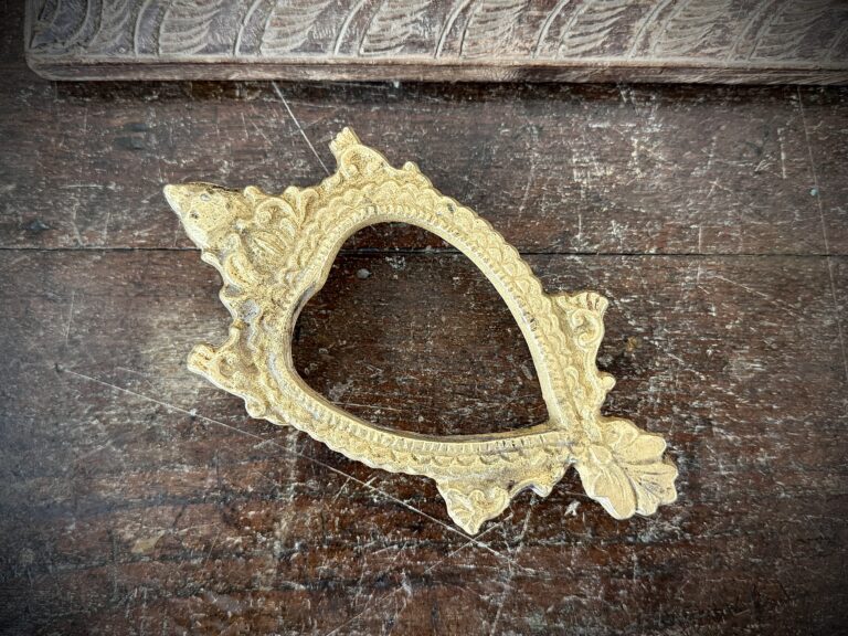 Amai sanghu Manai / Ornate white bronze Tortoise style Conch stand