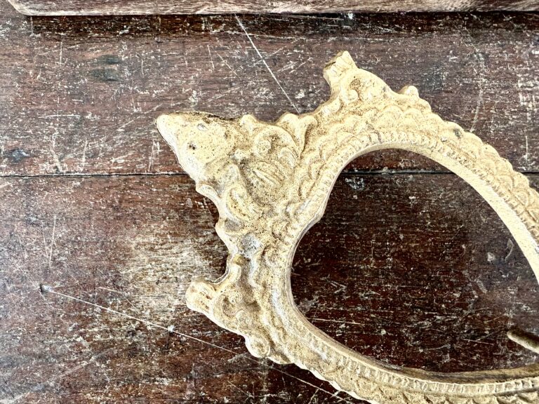 Amai sanghu Manai / Ornate white bronze Tortoise style Conch stand - Image 2