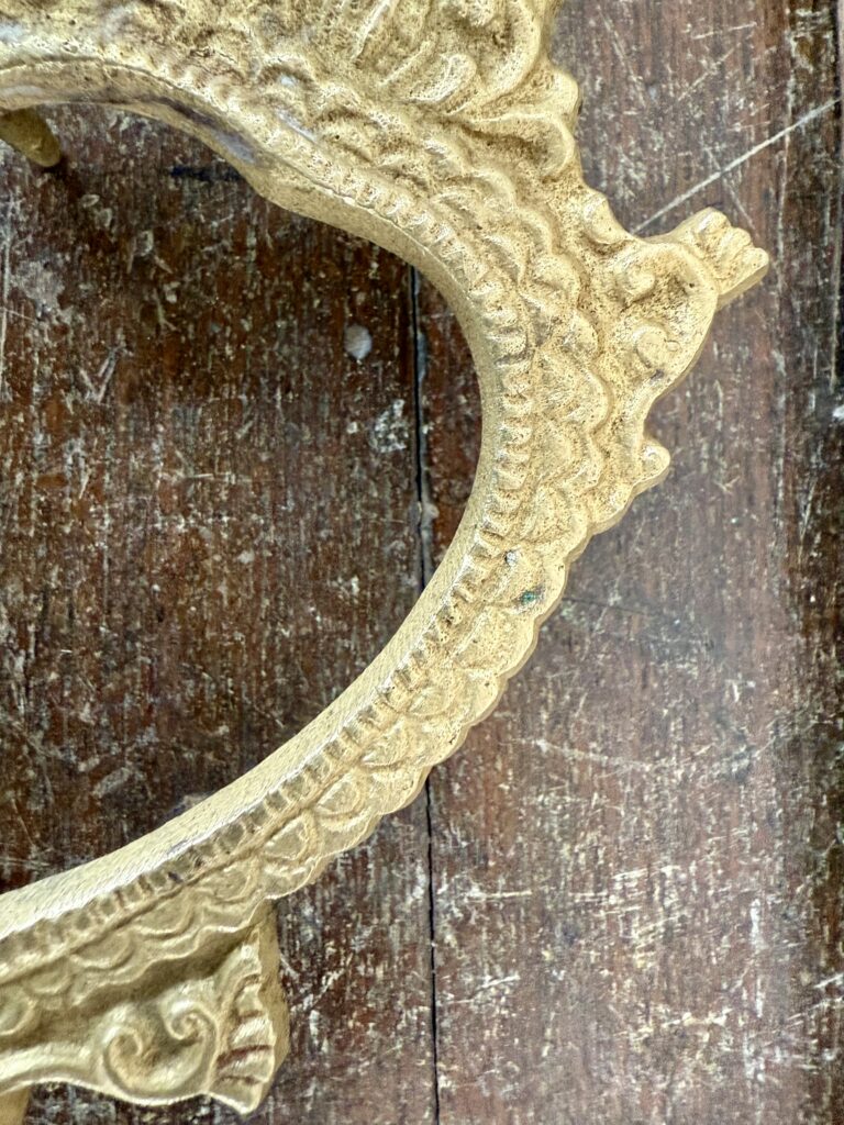 Amai sanghu Manai / Ornate white bronze Tortoise style Conch stand - Image 3