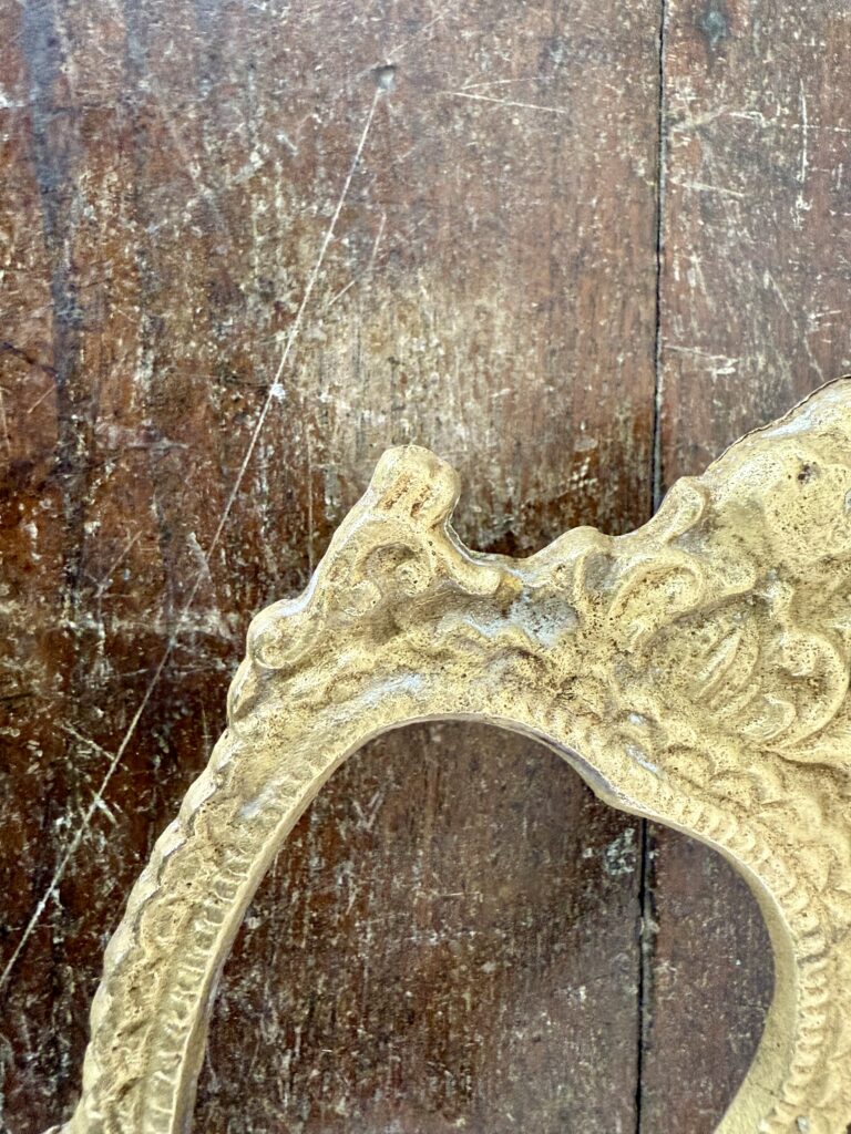 Amai sanghu Manai / Ornate white bronze Tortoise style Conch stand - Image 5