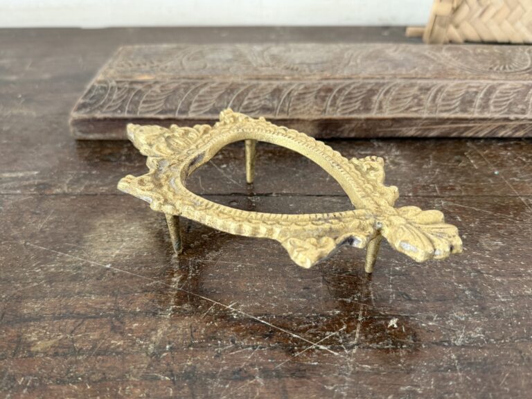 Amai sanghu Manai / Ornate white bronze Tortoise style Conch stand - Image 6