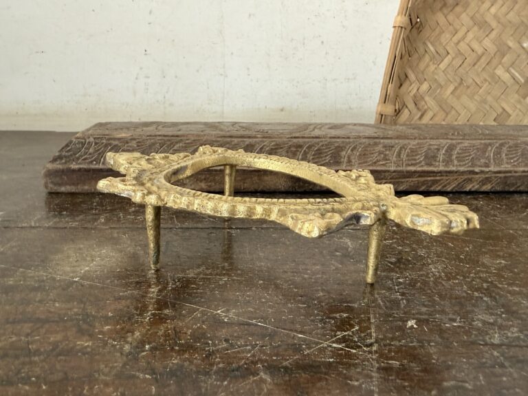 Amai sanghu Manai / Ornate white bronze Tortoise style Conch stand - Image 7
