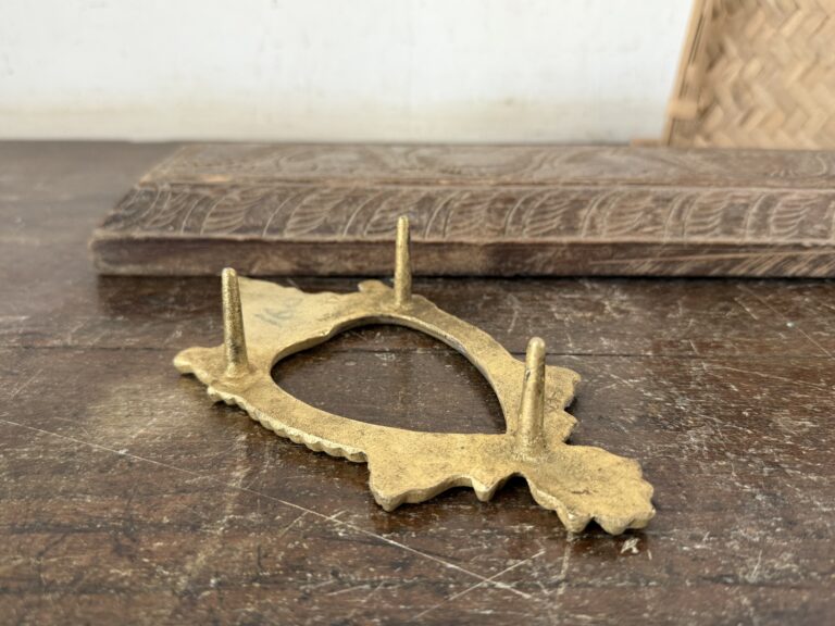 Amai sanghu Manai / Ornate white bronze Tortoise style Conch stand - Image 8
