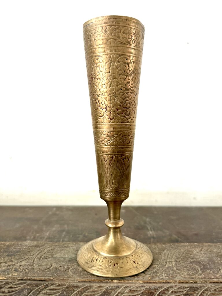 Unique and rare Tulip English bud vase with etched fine detailing pattern golden bronze - Image 3